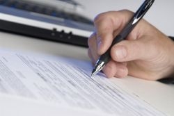 Contrat signé - Crédit photo : &copy; Bruce Shippee - Fotolia.com